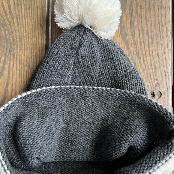 Knit Winter Hat with pompom - brand new - Picture 3 of 6